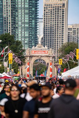 Kanada Ulusal Sergisi CNE fuarındaki kalabalığın görüntüsü. Toronto, Kanada - 16 Ağustos 2025.