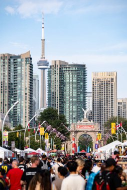 Kanada Ulusal Sergisi CNE fuarındaki kalabalığın görüntüsü. Toronto, Kanada - 16 Ağustos 2025.