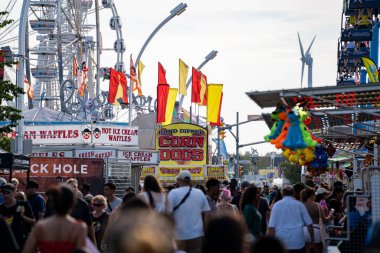 Kanada Ulusal Sergisi CNE fuarındaki kalabalığın görüntüsü. Toronto, Kanada - 16 Ağustos 2025.