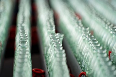 Karnaval halka oyununu cam şişelerle kapatın..