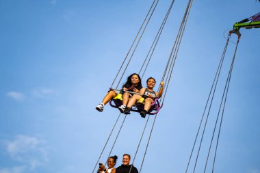 Karnaval 'da salıncakta sallanan insanların görüntüsü. Toronto, Kanada - 16 Ağustos 2025.