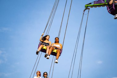 Karnaval 'da salıncakta sallanan insanların görüntüsü. Toronto, Kanada - 16 Ağustos 2025.