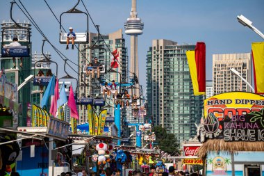 Kanada Ulusal Sergisi CNE fuarındaki kalabalığın görüntüsü. Toronto, Kanada - 16 Ağustos 2025.