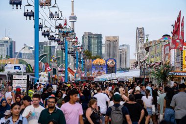 Kanada Ulusal Sergisi CNE fuarındaki kalabalığın görüntüsü. Toronto, Kanada - 16 Ağustos 2025.