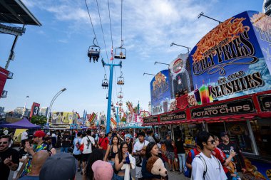 Kanada Ulusal Sergisi CNE fuarındaki kalabalığın görüntüsü. Toronto, Kanada - 16 Ağustos 2025.