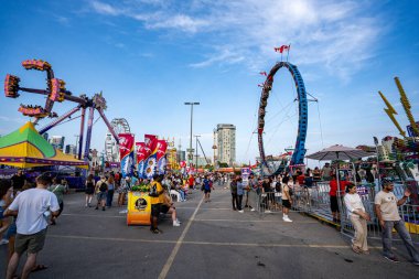 Kanada Ulusal Sergisi CNE 'de karnaval gezileri ve kalabalık. Toronto, Kanada - 16 Ağustos 2025.
