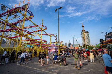 Kanada Ulusal Sergisi CNE 'de karnaval gezileri ve kalabalık. Toronto, Kanada - 16 Ağustos 2025.