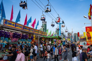 Oyun kabinleri, doldurulmuş ödüller ve CNE Kanada Ulusal Sergisi 'nde gökyüzü gezisi. Toronto, Kanada - 16 Ağustos 2025.