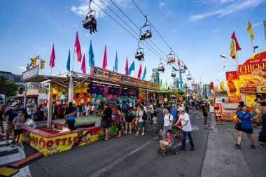 Oyun kabinleri, doldurulmuş ödüller ve CNE Kanada Ulusal Sergisi 'nde gökyüzü gezisi. Toronto, Kanada - 16 Ağustos 2025.