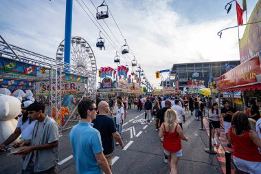Oyun kabinleri, doldurulmuş ödüller ve CNE Kanada Ulusal Sergisi 'nde gökyüzü gezisi. Toronto, Kanada - 16 Ağustos 2025.