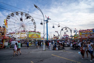 Oyun kabinleri, doldurulmuş ödüller ve CNE Kanada Ulusal Sergisi 'nde gökyüzü gezisi. Toronto, Kanada - 16 Ağustos 2025.