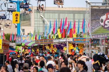 Oyun kabinleri, doldurulmuş ödüller ve CNE Kanada Ulusal Sergisi 'nde gökyüzü gezisi. Toronto, Kanada - 16 Ağustos 2025.