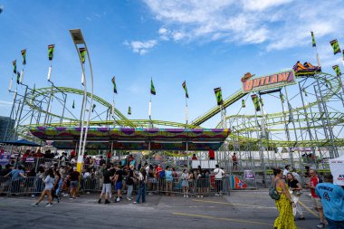 Kanada Ulusal Sergisi CNE 'de karnaval gezileri ve kalabalık. Toronto, Kanada - 16 Ağustos 2025.