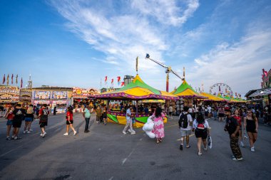 Kanada Ulusal Sergisi CNE 'de karnaval gezileri ve kalabalık. Toronto, Kanada - 16 Ağustos 2025.