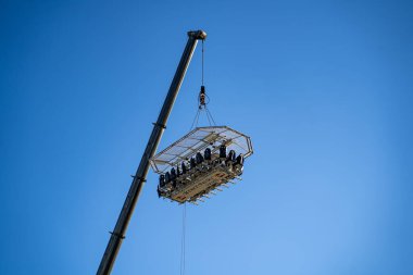 Gökyüzü Kanada 'da akşam yemeği turna ile askıya alındı. Toronto, Kanada - 21 Ağustos 2025