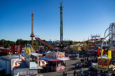 Kanada Ulusal Sergisi CNE 'deki karnaval gezilerinin görüntüsü. Toronto, Kanada - 21 Ağustos 2025.