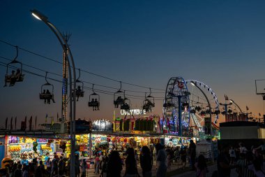 Kanada Ulusal Sergisi 'nin akşam manzarası CNE karnaval gezileri ve yarı final maçları. Toronto, Kanada - 21 Ağustos 2025.