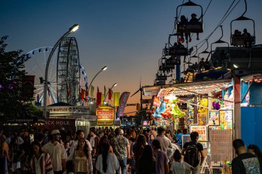 Kanada Ulusal Sergisi 'nin akşam manzarası CNE karnaval gezileri ve yarı final maçları. Toronto, Kanada - 21 Ağustos 2025.