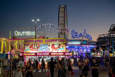 Kanada Ulusal Sergisi 'nin akşam manzarası CNE karnaval gezileri ve yarı final maçları. Toronto, Kanada - 21 Ağustos 2025.