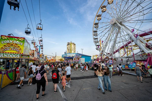 Kanada Ulusal Sergisi CNE 'de karnaval gezileri ve kalabalık. Toronto, Kanada - 16 Ağustos 2025.