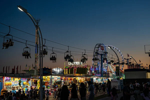 Kanada Ulusal Sergisi 'nin akşam manzarası CNE karnaval gezileri ve yarı final maçları. Toronto, Kanada - 21 Ağustos 2025.