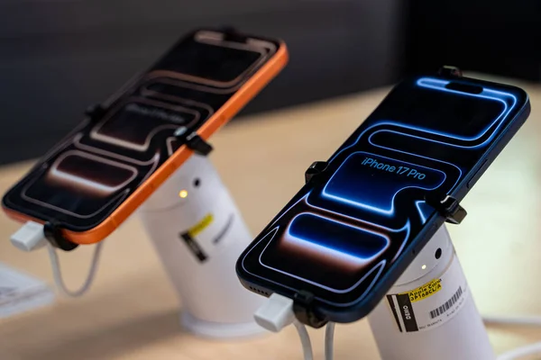 Teknoloji mağazasında Apple iPhone 17 Pro Max ve iPhone 17 Pro akıllı telefonları kapatın. Toronto, Kanada - 20 Eylül 2025.