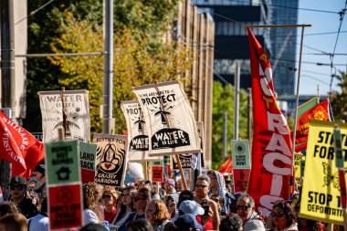Toronto 'daki Çizgi İnsanları Barış ve Gezegen Mitingi' nde protesto işaretleri tutan kalabalığın görüntüsü. Toronto, Kanada - 20 Eylül 2025.