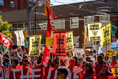 Toronto 'daki Çizgi İnsanları Barış ve Gezegen Mitingi' nde protesto işaretleri tutan kalabalığın görüntüsü. Toronto, Kanada - 20 Eylül 2025.