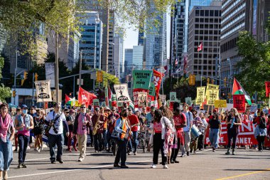 Toronto 'daki Çizgi İnsanları Barış ve Gezegen Mitingi' nde protesto işaretleri tutan kalabalığın görüntüsü. Toronto, Kanada - 20 Eylül 2025.
