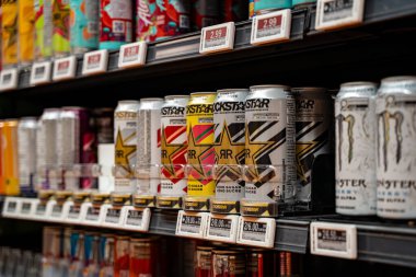 Süpermarket raflarında sergilenen enerji içecekleri kutularını kapatın. Toronto, Kanada - 20 Eylül 2025.