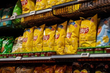 Süpermarketin rafında paketlenmiş patates cipslerinin görüntüsü. Toronto, Kanada - 20 Eylül 2025.
