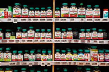 Eczane rafında sergilenen çeşitli vitamin ve destek şişelerinin görüntüsü. Toronto, Kanada - 20 Eylül 2025.