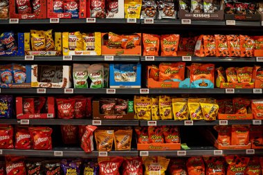 İçlerinde Reeses, KitKat, Aero, Hersheys, Rolo ve Oh Henry 'nin de bulunduğu çikolatalı şeker torbaları var. Toronto, Kanada - 20 Eylül 2025.