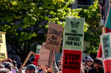 Protestocular, 7. ve tüm göçmen statüsüne sahip öğrencilerin bulunduğu pankartlar taşıyorlar. Toronto, Kanada - 20 Eylül 2025.