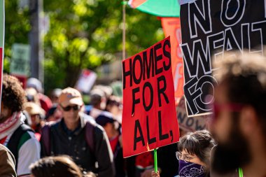 Gösteri sırasında mesaj evleriyle protesto işareti. Toronto, Kanada - 20 Eylül 2025.