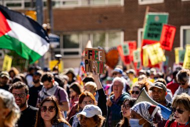 Protestocular, Filistin ve Filistin bayrağı taşıyor. Toronto, Kanada - 20 Eylül 2025.
