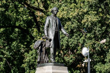 Toronto 'daki Queens Park' ta John A. Macdonald heykeli. Toronto, Kanada - 20 Eylül 2025.