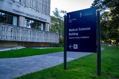 Toronto Üniversitesi Tıp Bilimleri Bina tabelasının yakınında. Toronto, Kanada - 20 Eylül 2025.