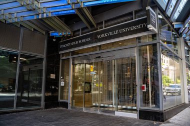 Toronto Film Okulu 'nun ve Yorkville Üniversitesi' nin cam cepheli girişinin görüntüsü. Toronto, Kanada - 20 Eylül 2025.