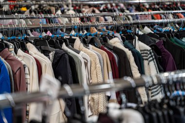 Giysi rafındaki çeşitli kışlık ceketleri kapatın. Toronto, Kanada - 20 Eylül 2025.