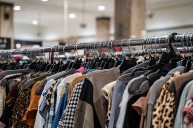 Perakende mağazasındaki askılarda çeşitli küçük beden kıyafetlerin görünümü.