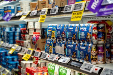 Marketteki etiketli yoğurt ürünlerinin görüntüsü. Toronto, Kanada - 20 Eylül 2025.