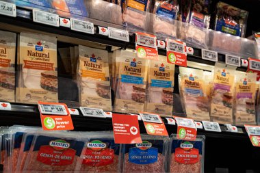 Süpermarket rafında Maple Leaf Natural Selection et ve Mastro salamı paketleri. Toronto, Kanada - 20 Eylül 2025.