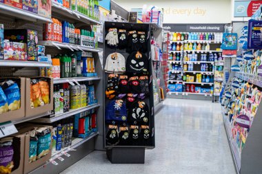 Cadılar Bayramı temalı eldiven ve şapkalar perakende mağazası koridorunda sergileniyor. Toronto, Kanada - 20 Eylül 2025.