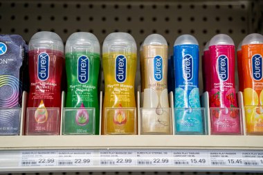 Eczane rafındaki Durex kayganlaştırıcı ve masaj jeli şişelerinin görüntüsü. Toronto, Kanada - 20 Eylül 2025.
