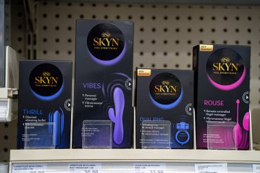Skyn 'in kişisel masaj aleti ve eczane rafındaki titreşimli yüzük kutuları. Toronto, Kanada - 20 Eylül 2025
