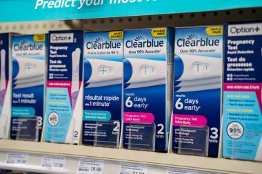 Clearblue ve Option Plus 'ın eczane rafındaki hamilelik test kutuları. Toronto, Kanada - 20 Eylül 2025.