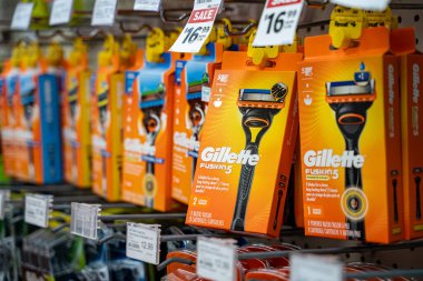Mağazada Gillette Fusion5 jilet paketlerinin görüntüsü. Toronto, Kanada - 20 Eylül 2025.