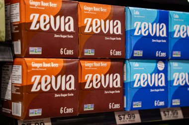 Zevia zencefilli kök birası ve kola sıfır şekerli soda paketlerini marketin rafına koy. Toronto, Kanada - 20 Eylül 2025.
