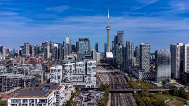 Toronto şehir merkezinin ufuk çizgisi ve Gardiner Otoyolu 'nun havadan görüntüsü. Toronto, Kanada - 22 Eylül 2025.